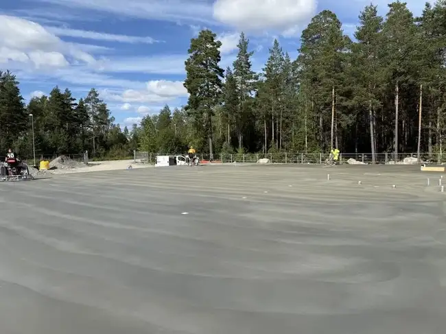Betooni valamine ja lihvimine metsas
