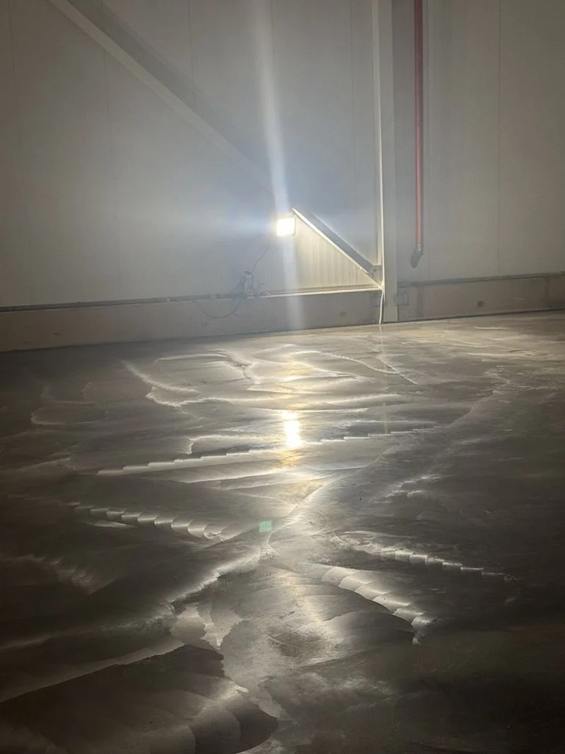 Lihvitud betoonpõrand, taustal latern
