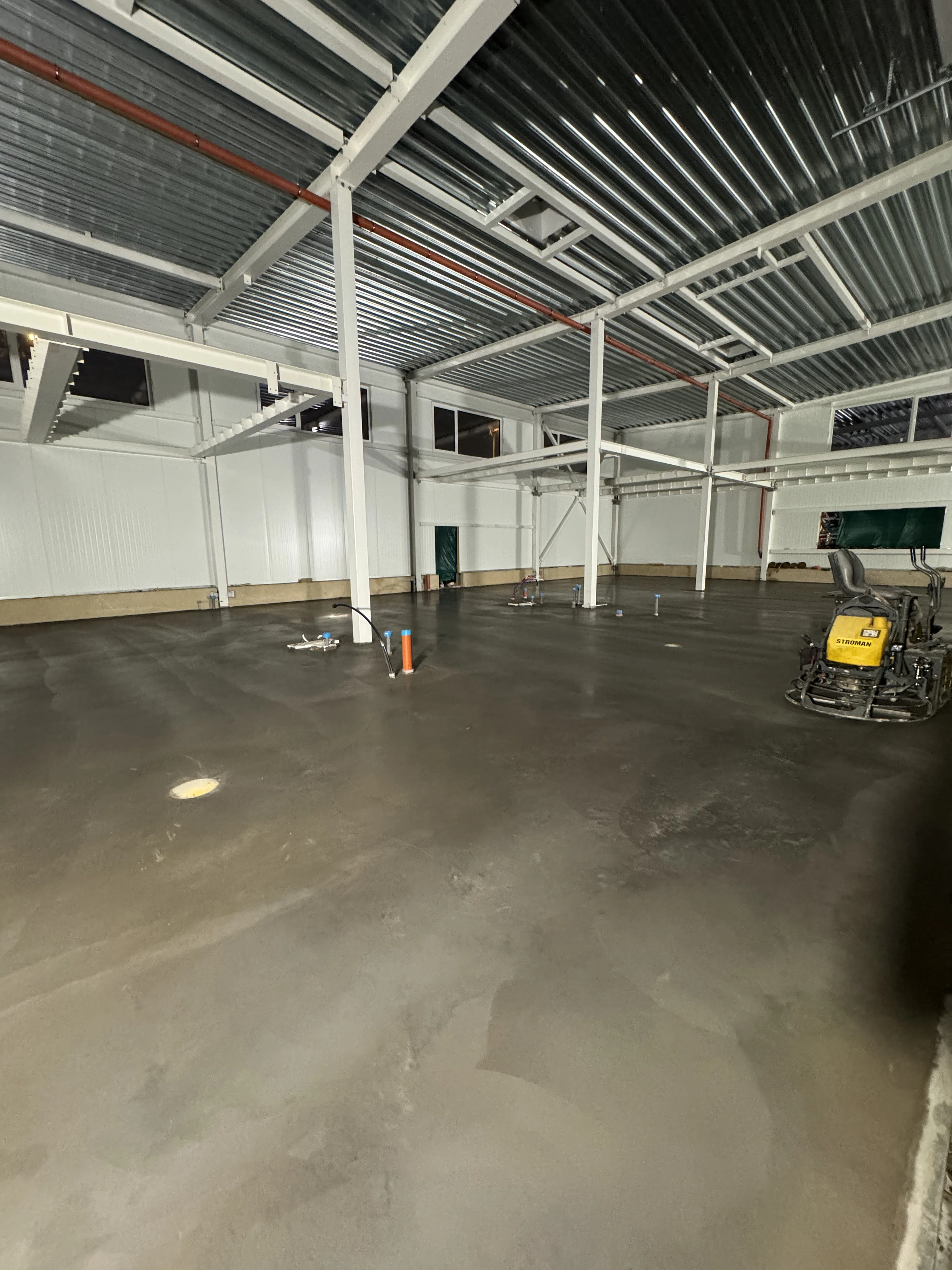 Monoliitse betoonpõranda masinsilumine tootmishallis - betoonitööd, kopterdamine (beton porandad, helikopterihierrintyö, maskinglättning, glitning)